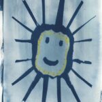 A4 met cyanotpe van een tekening van een lachende zon, met daarin kleuraccenten aangebracht met krijt.